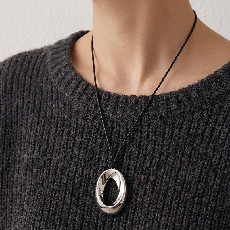 Wholesale Gold Alloy Oval Pendant Necklace Ethnic Style Minimalist Collarbone Chain Trendy Jewelry Accessory For Boutique Resale