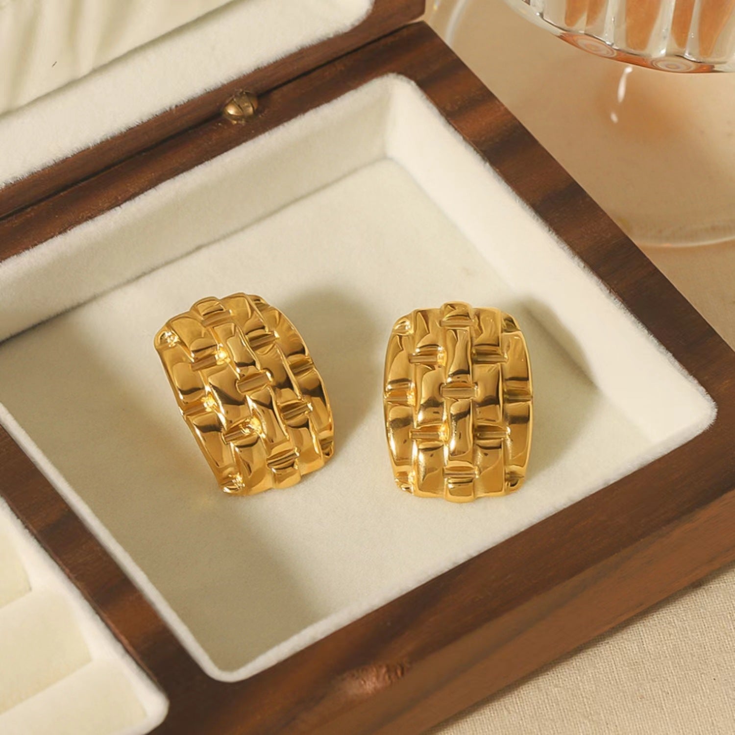 Wholesale  senior design sense 18k gold strap modeling stainless steel earrings INS female fashion all-match earrings jewelry