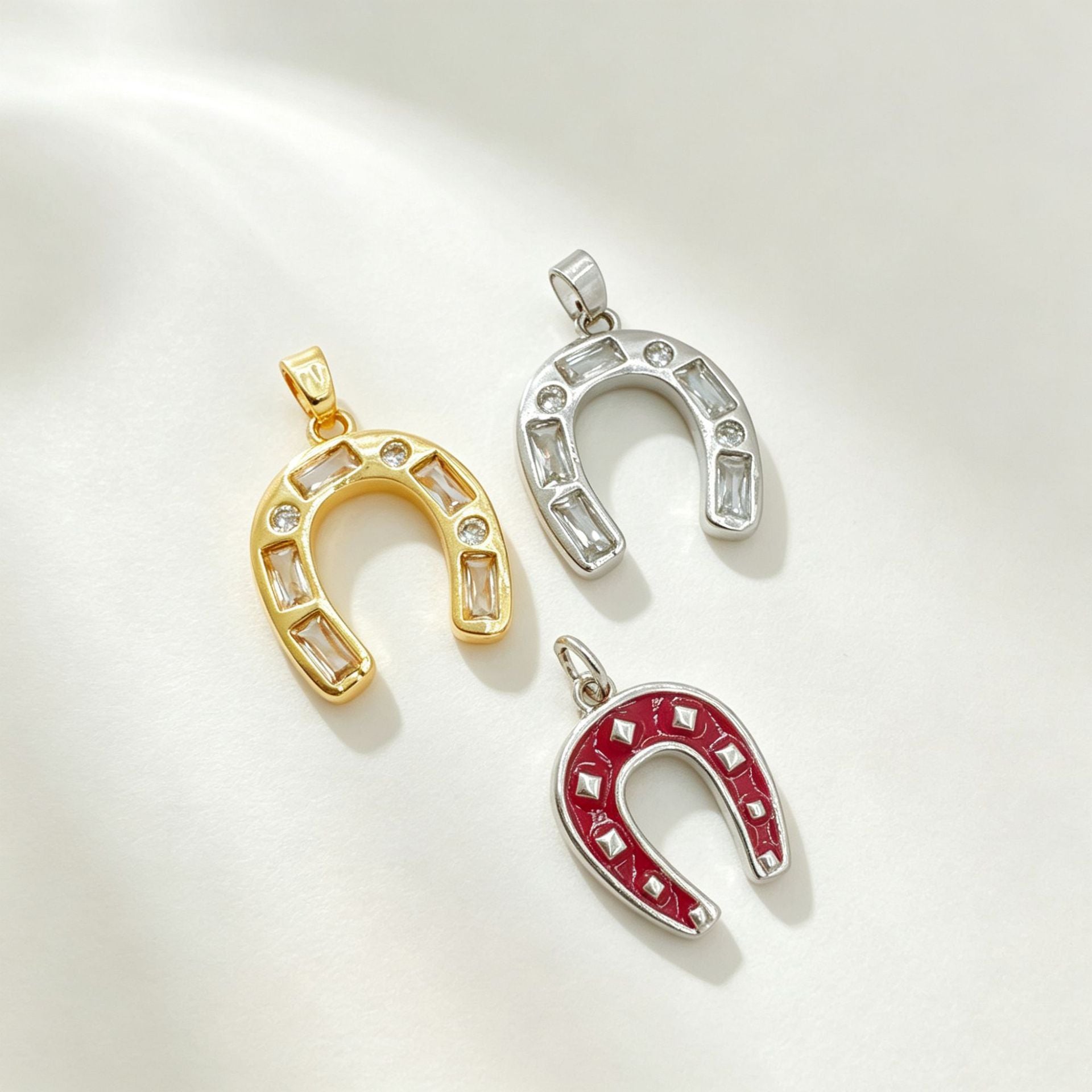 Wholesale Light Luxury Horseshoe Zircon Pendant Necklace,  Copper with 18K Gold Plating,  Jewelry Accessory