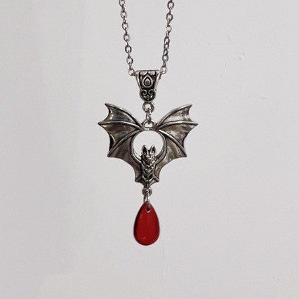 Wholesale Electroplated Alloy Gothic Victorian Bat Wing Pendant Necklace with Red Gem Fashion Accessory Gift