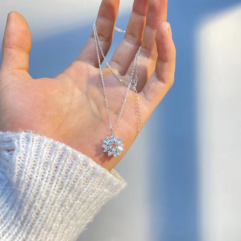 Wholesale New Arrival Diamond Sky Blue Glass Snowflake Necklace Women Light Luxury Niche Design Diamond Necklace Christmas Birthday Gift