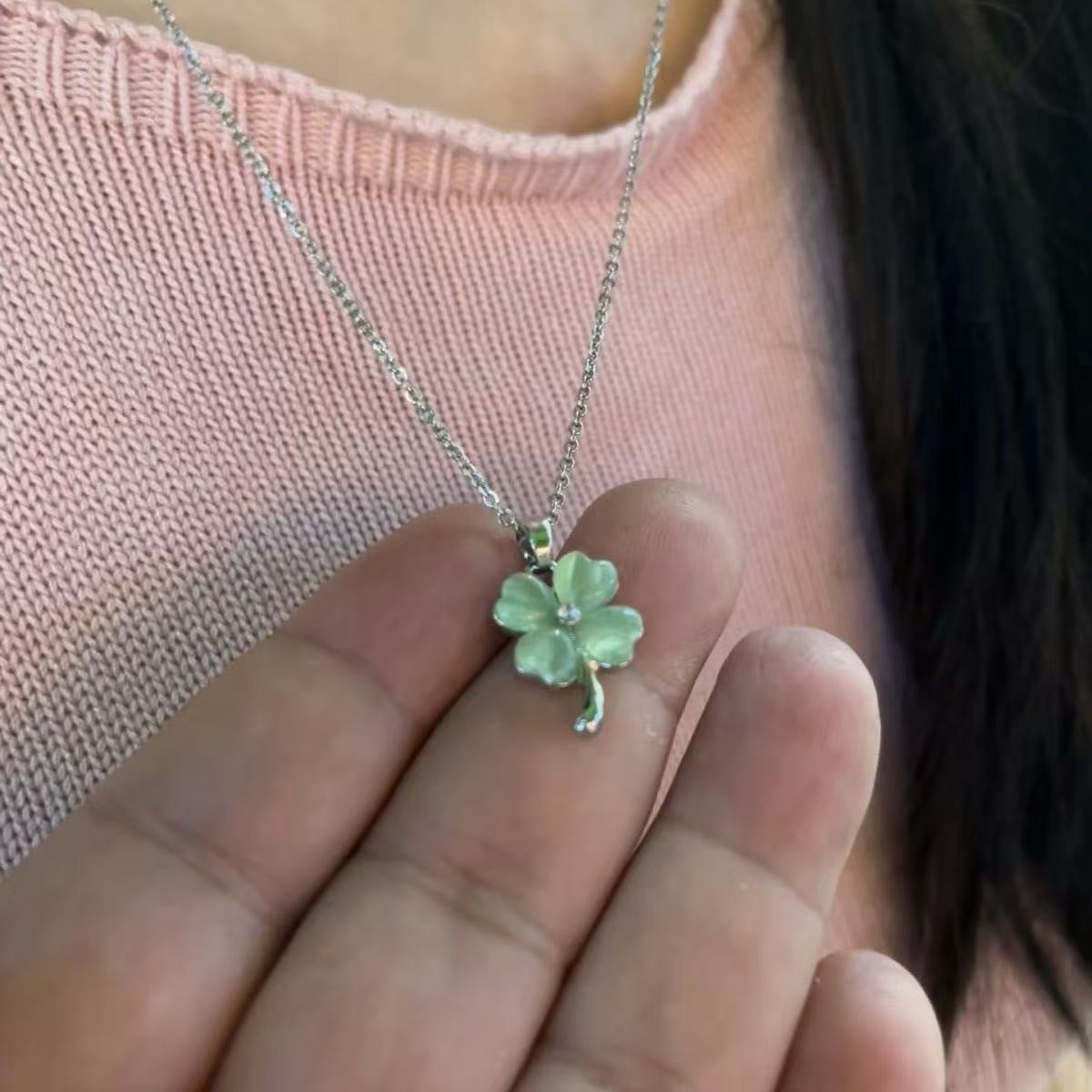 Wholesale Stylish Pink Lucky Flower Necklace Women Minimalist Clavicle Chain Fashion Jewelry Accessory Gift