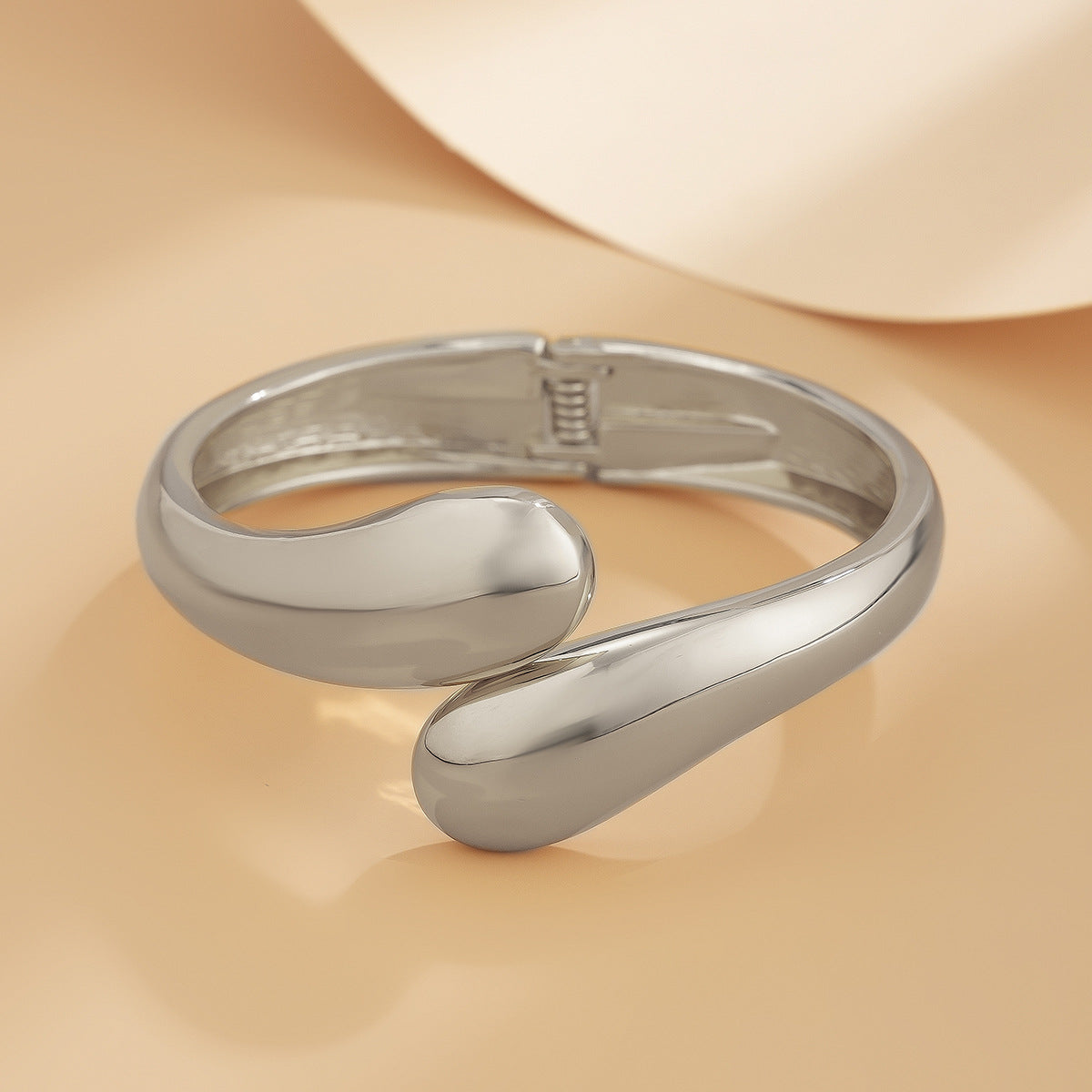 Wholesale Stacking style wrapped alloy hug water drop glossy bracelet set