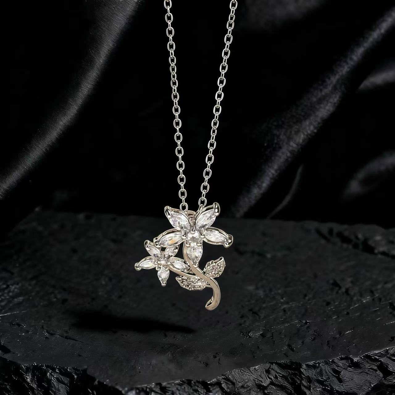 Wholesale Gold Plated Copper Zircon Sunflower Necklace Layering Jewelry For Women Trendy Party Fashion Accessory Everyday Wear Boutique Resale