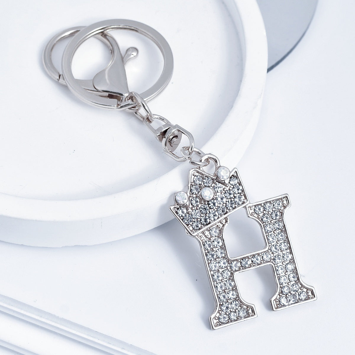 Wholesale Stylish Rhinestone 26 Letter Keychain Zinc Alloy Silver Metal Pendant Car Backpack Accessory Fashion Jewelry Gift For Resale