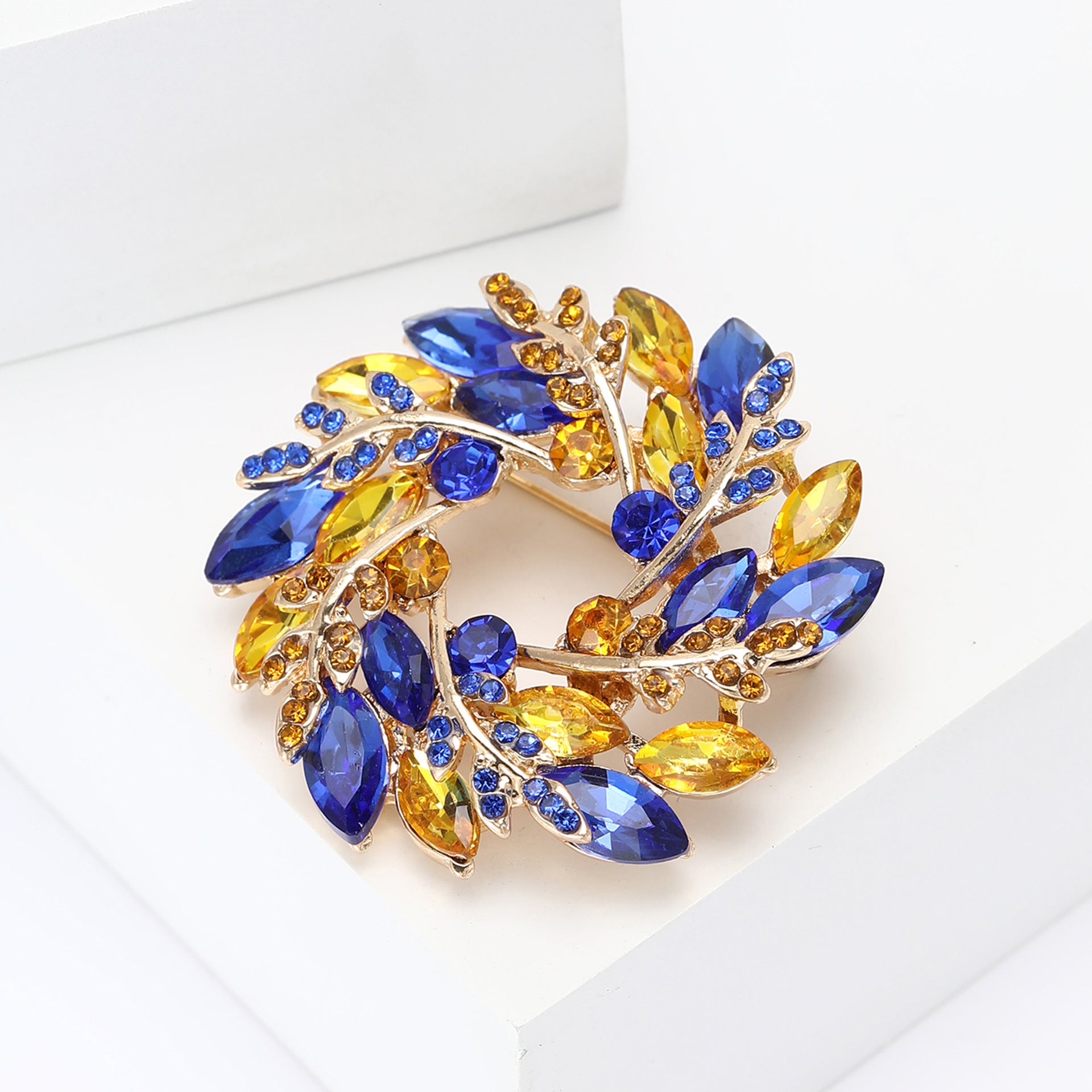 Wholesale Stylish Alloy Rhinestone Wheat Ear Wreath Brooch Pin For Women Suit Coat Jewelry Accessory