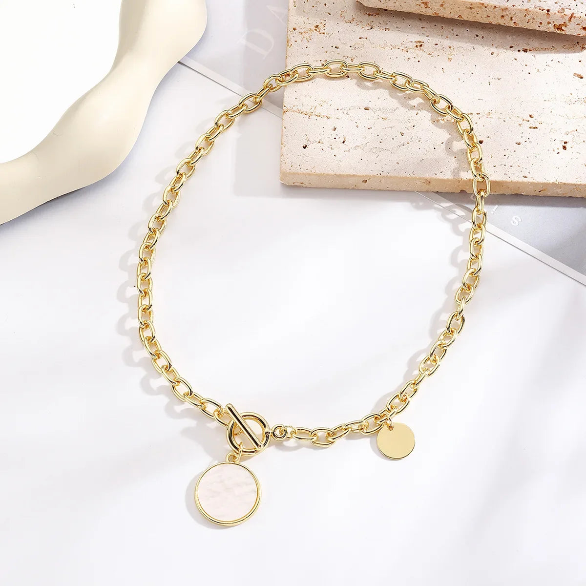 Wholesale Versatile Fashionable Gold Acrylic Mother Pearl Pendan Necklaces