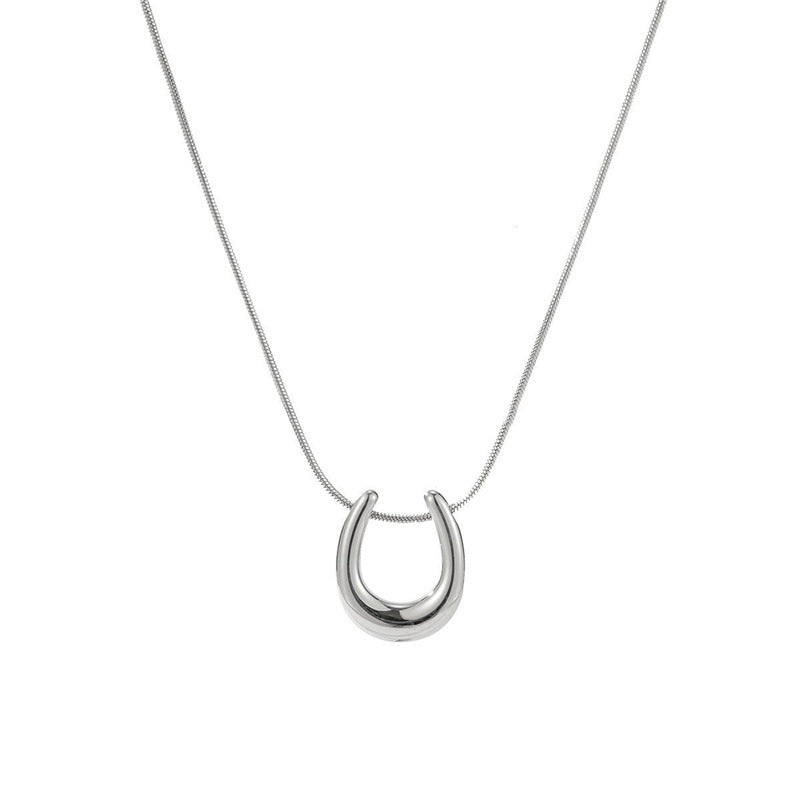 Wholesale  Light Luxury Fashion U-shaped Horseshoe Pendant Titanium Steel Necklace
