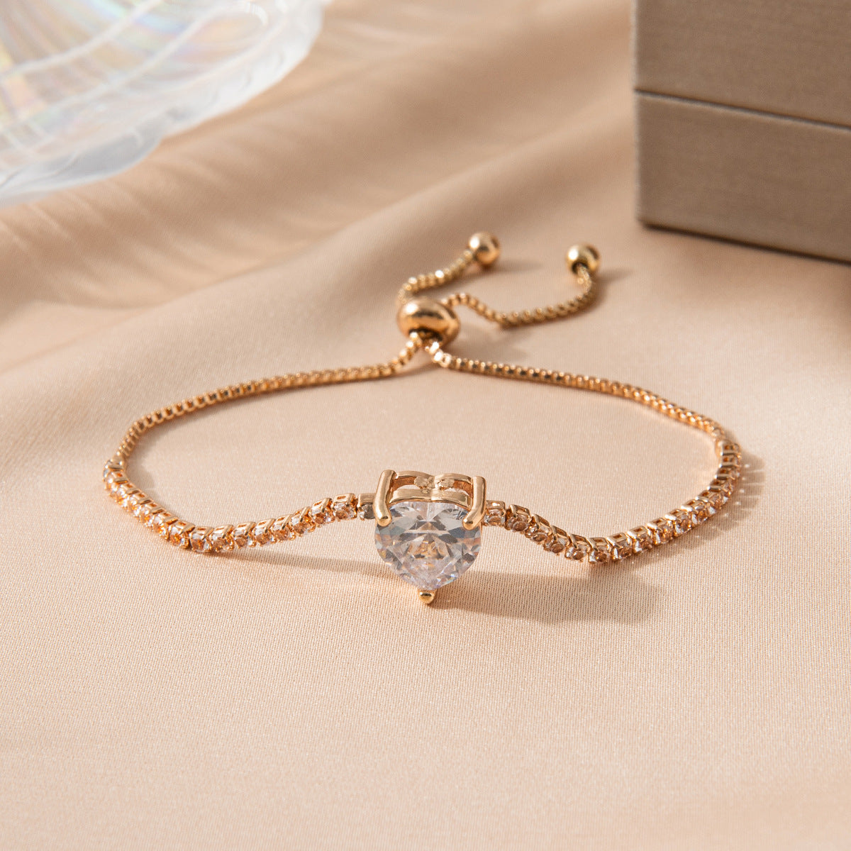 Bracciale all'ingrosso con zirconi in lega di rame a forma di cuore