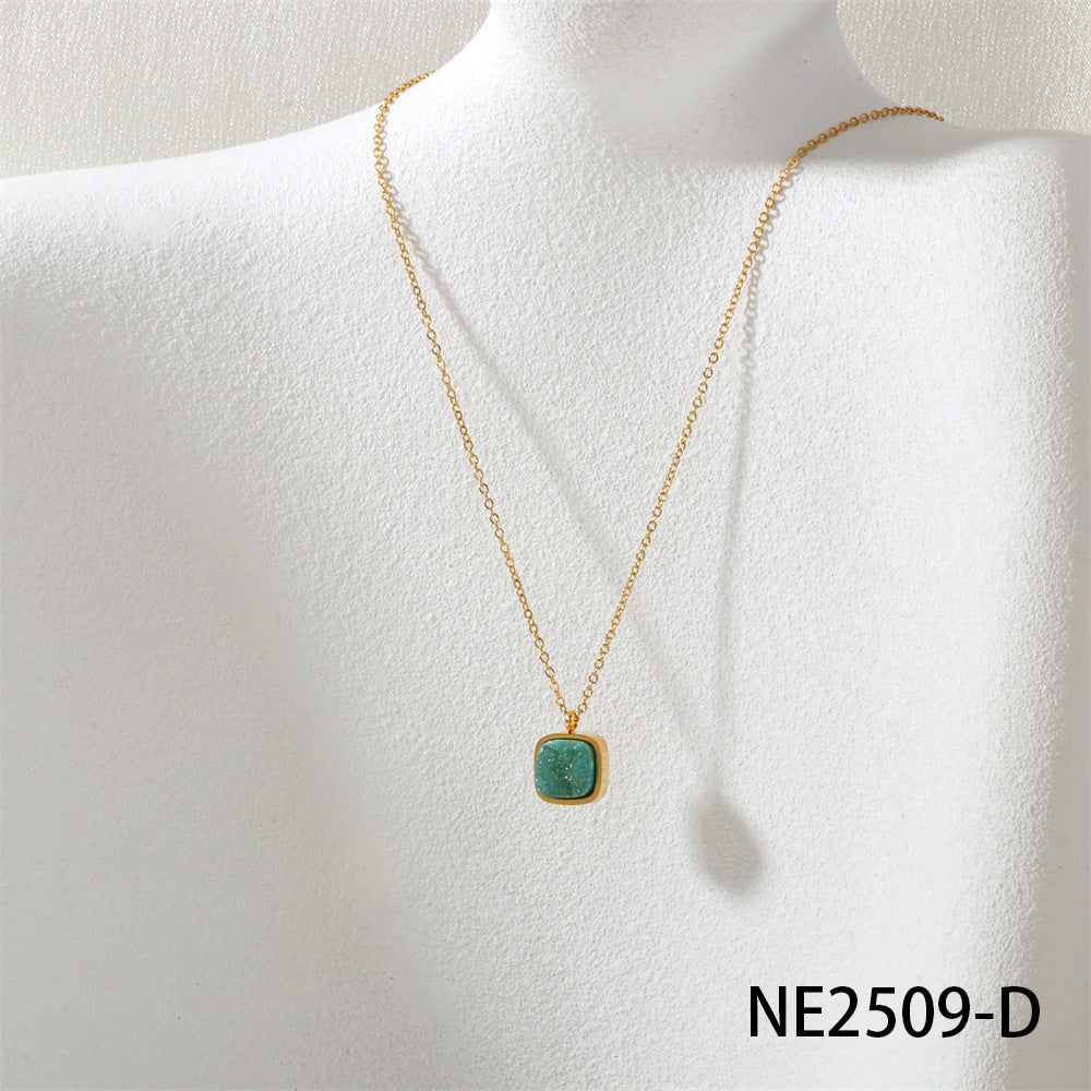 Wholesale Natural crystal bud pendant necklace with hemming,  suitable for daily commuting,  gold titanium steel clavicle chain