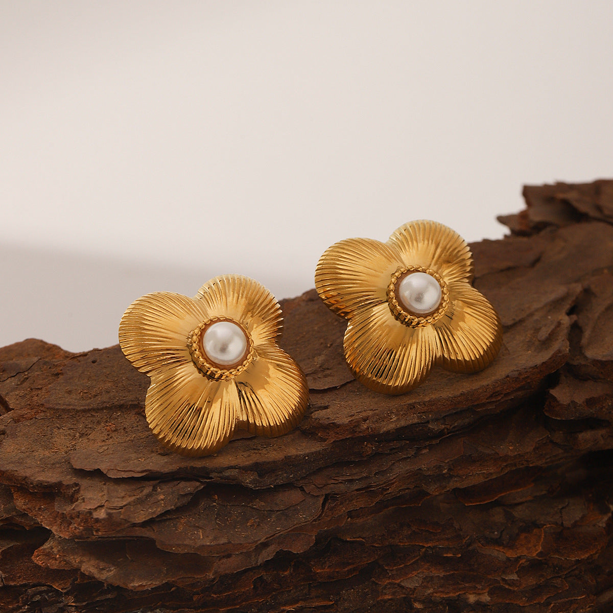 Wholesale  light luxury stainless steel 18K gold inlaid pearl flower-shaped earrings