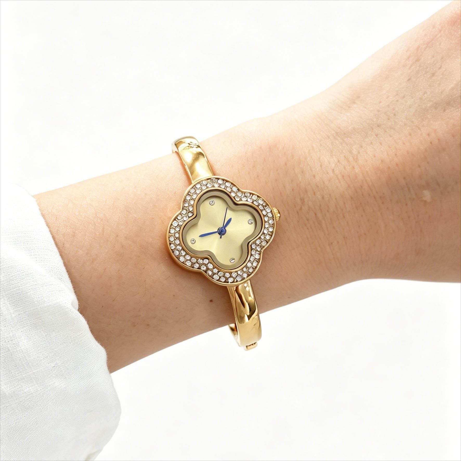 Wholesale Stylish Women' s Four-Leaf Clover Crystal Bracelet Watch Quartz Fashion Accessory,  Ideal for Everyday Wear and Gifting
