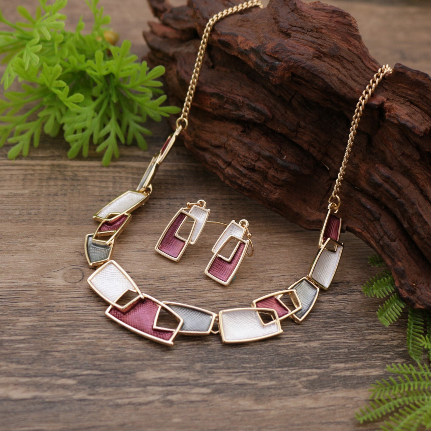 Wholesale Elegant Enamel Hollow out Geometric Ladies Necklace And Earring Set