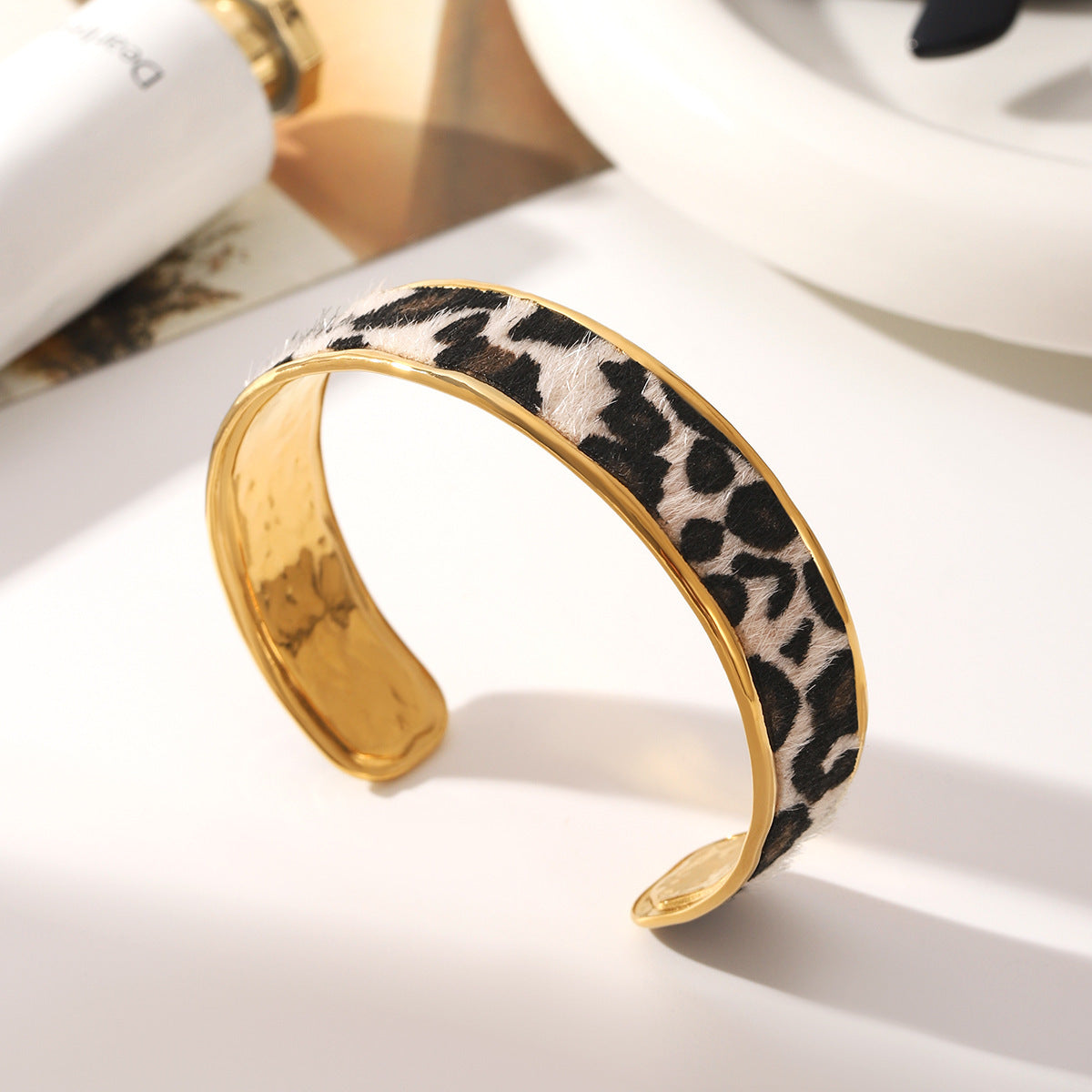 Wholesale Retro Leopard Print Open Bangle Gold Tone Iron Electroplated Women S Stylish Fashion Accessory Gift