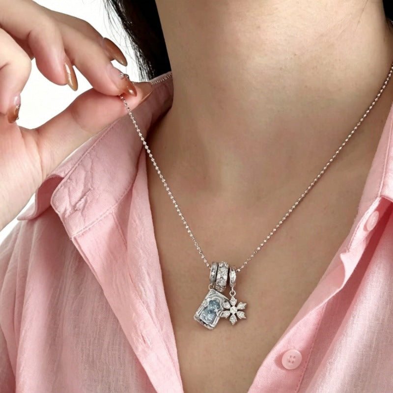 Wholesale Alloy Electroplated Snowflake Pendant Necklace Vintage Style Fashion Accessory for Women