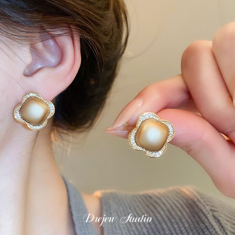 Wholesale French Vintage Camellia Flower Earrings Alloy Electroplated Jewelry Accessory