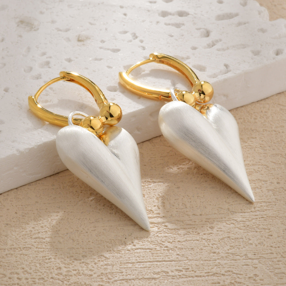 Wholesale  Heart Ear Buckle  Plated Gold Love  Light Luxury Ear Jewelry