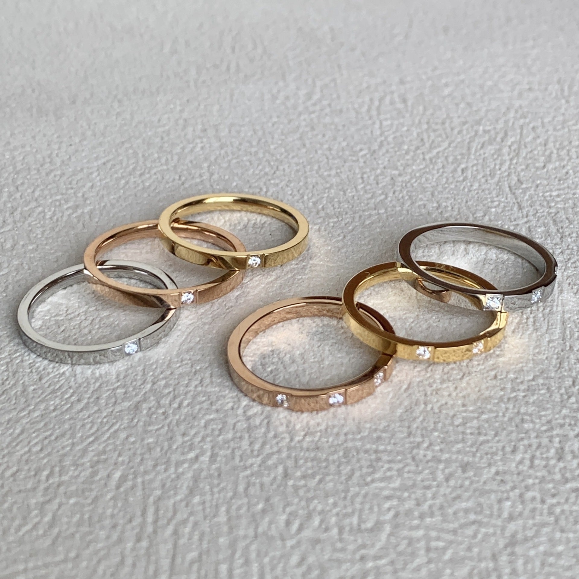 Wholesale Stylish Minimalist Couple Stacking Ring Thin Band Titanium Steel Gold Plated Single Diamond Fashion Jewelry Accessory Boutique Resale