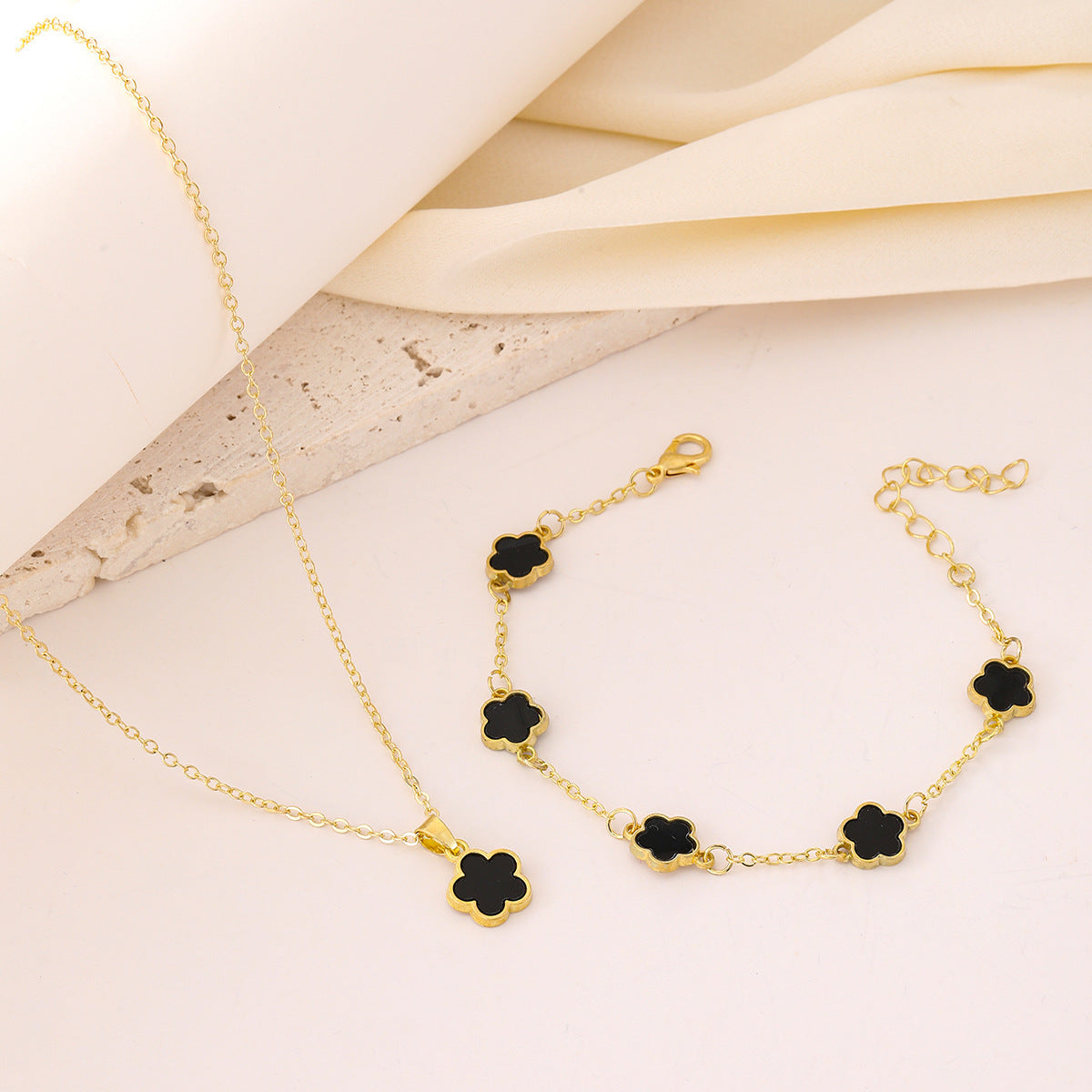 Wholesale Five-leaf Clover Necklace Bracelet Two-piece Set ACC-BT-FanYou001