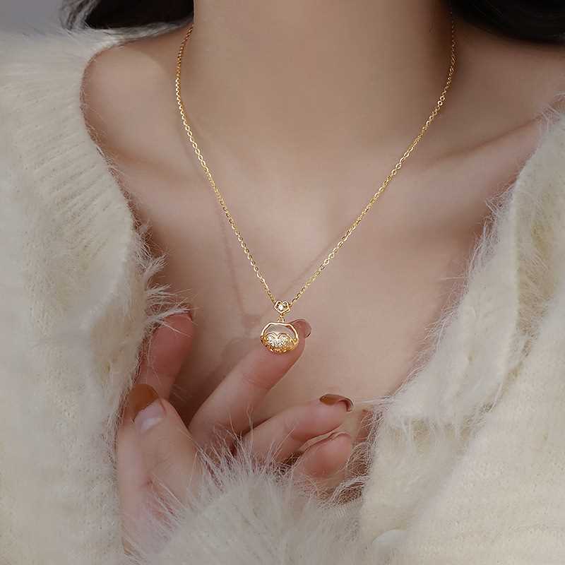 Wholesale safety lock light luxury sweater chain