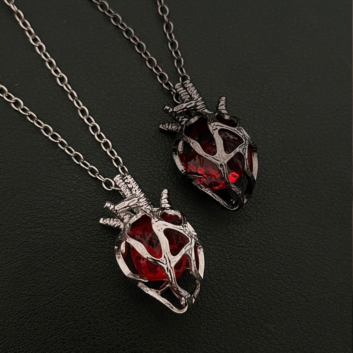 Wholesale Gothic Dark Style Hollow Heart Pendant Necklace Red Blue Glass Crystal Gift Boutique Resale Jewelry Accessory