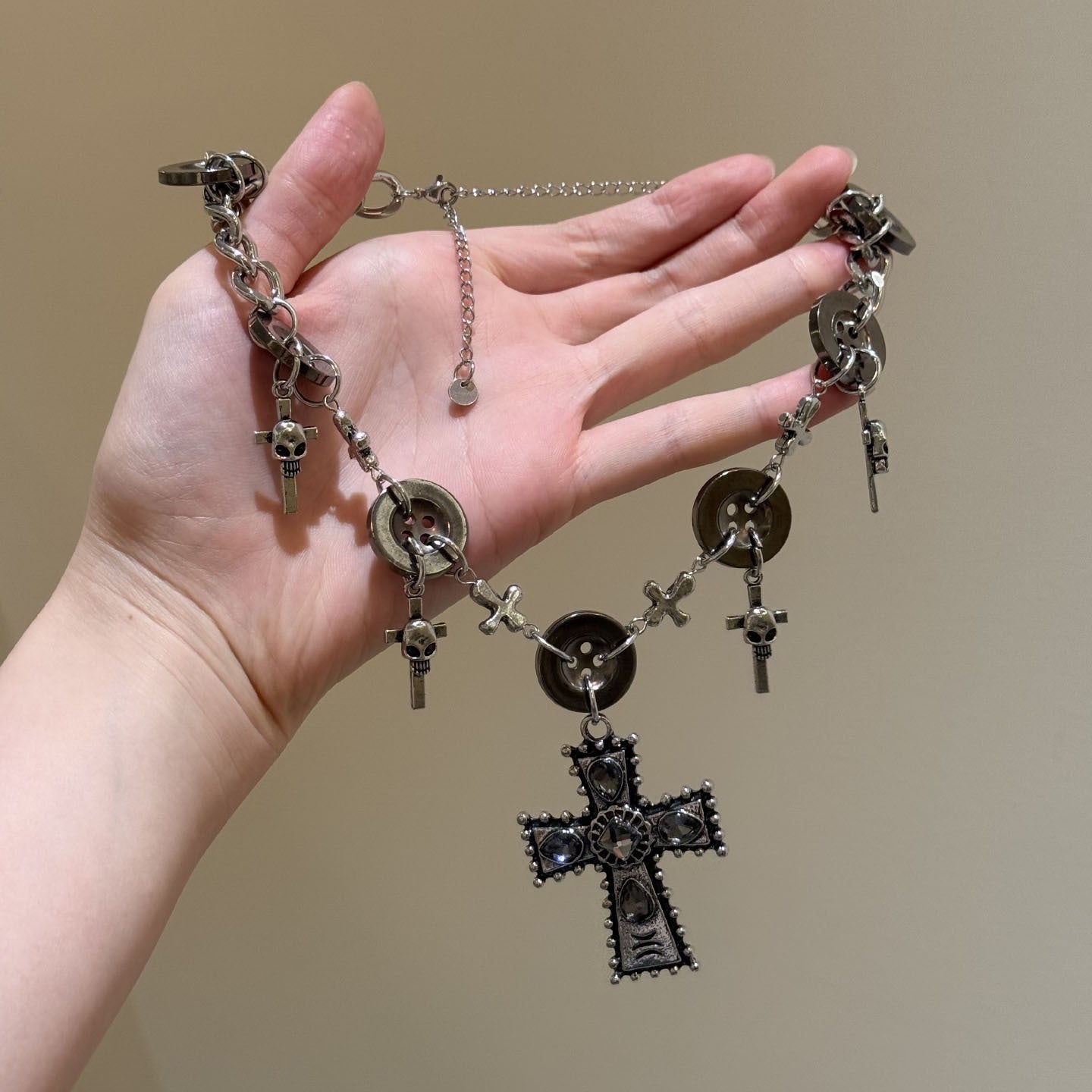 Collana con croce a bottone a croce resistente in stile all'ingrosso