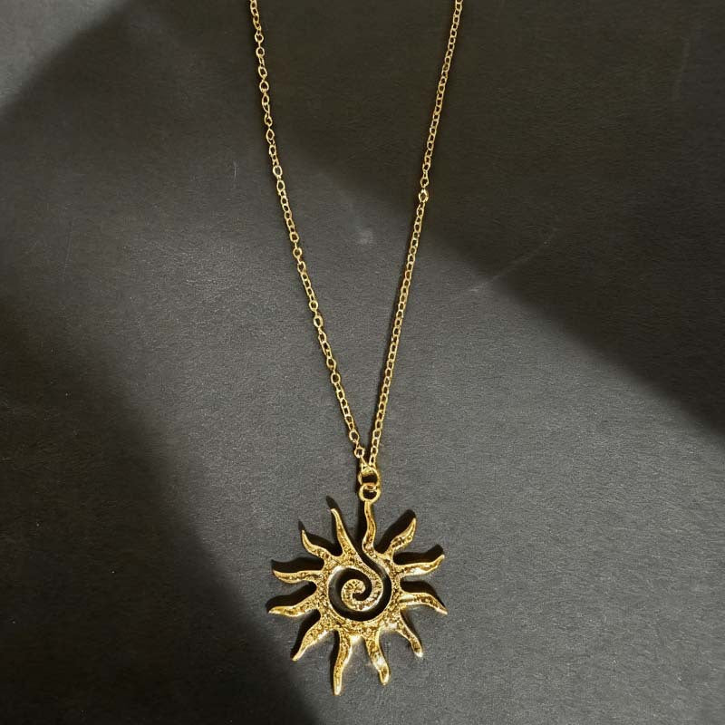 Wholesale Zinc Alloy Gold Hollow Sun Pendant Necklace Electroplated Finish Fashion Accessory Women Party Gift