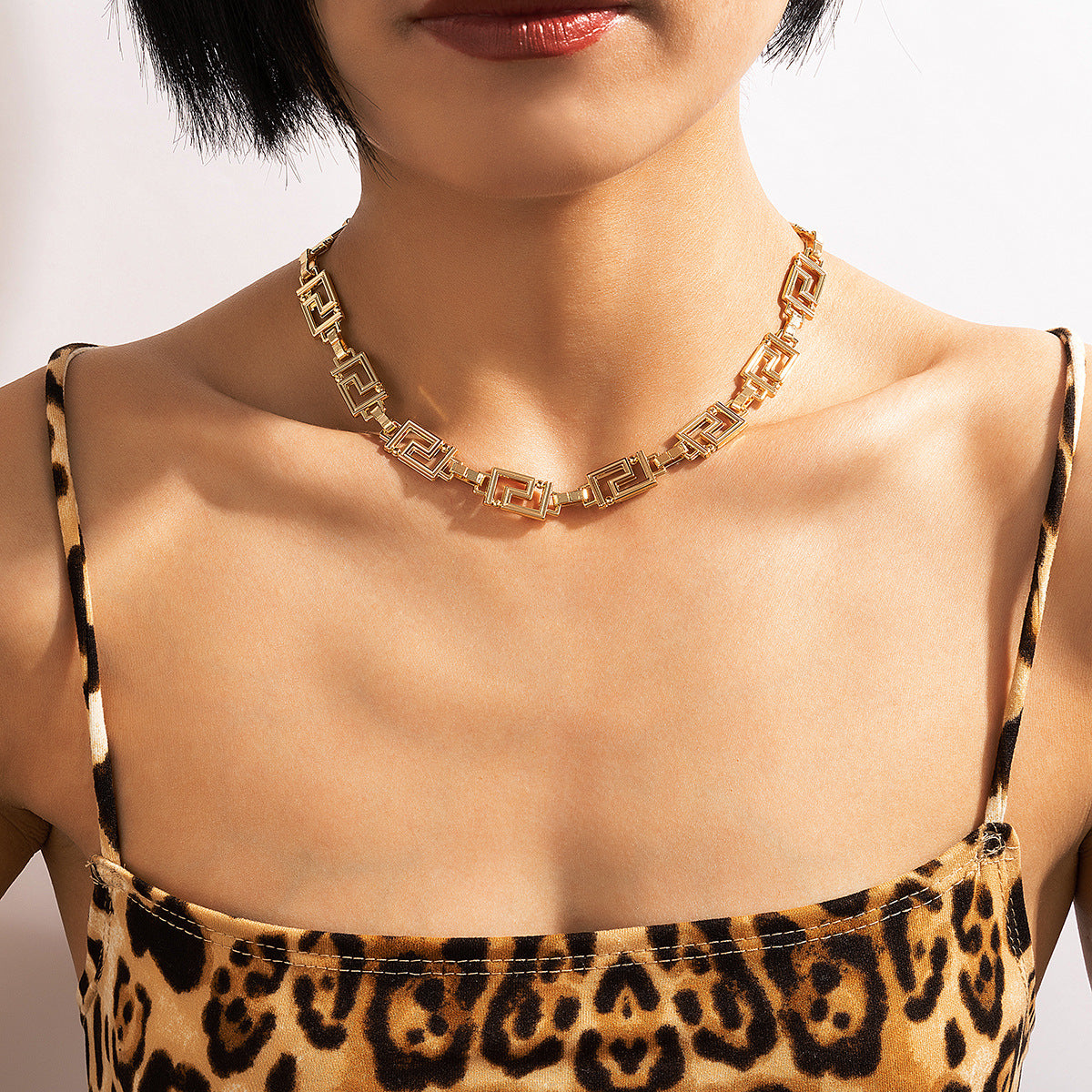 Wholesale Vintage Labyrinth Single Layer Choker Necklace Gold Clavicle Chain Choker Necklace ACC-NE-YongGe002
