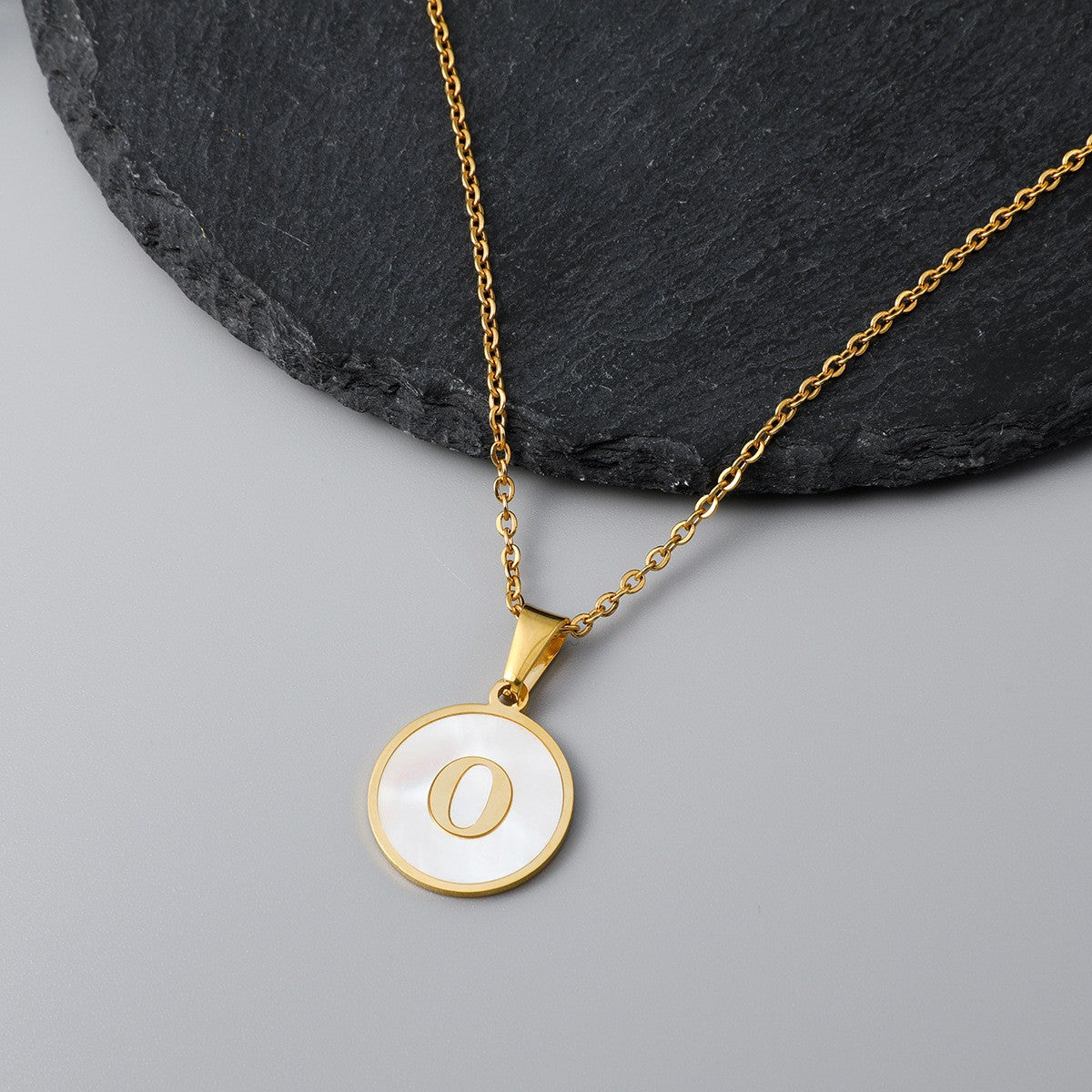 Wholesale Round Stainless Steel Gold Plated Letter Pendant Necklace for Women Fashion Accessory Gift