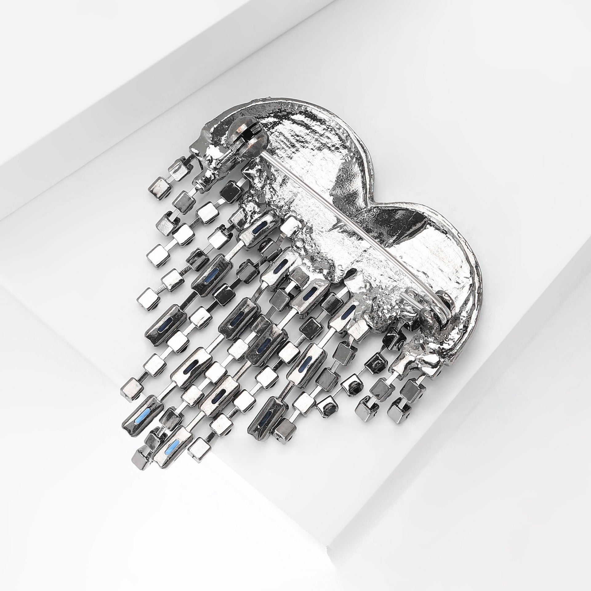 Wholesale Gun Black Red Alloy Heart Tassel Brooch Trendy Women S Fashion Accessory Pin For Resale