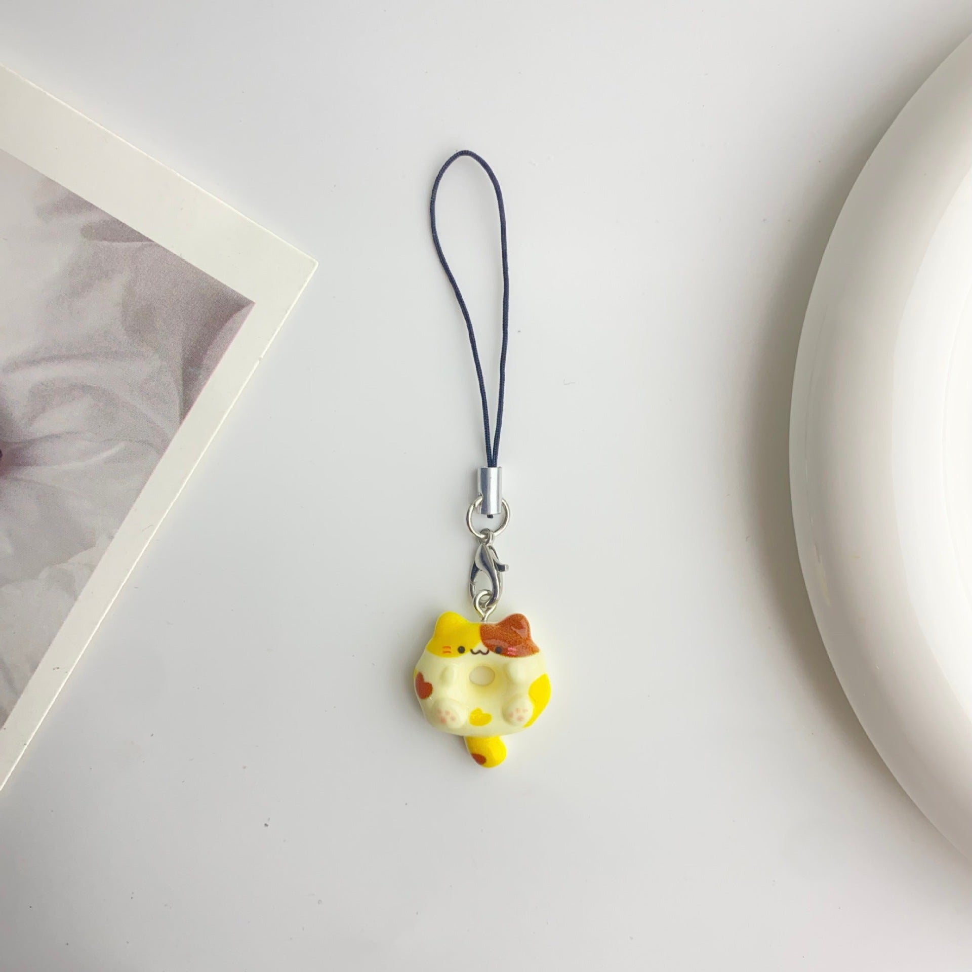 Wholesale Cute cartoon resin cat and donut keychain