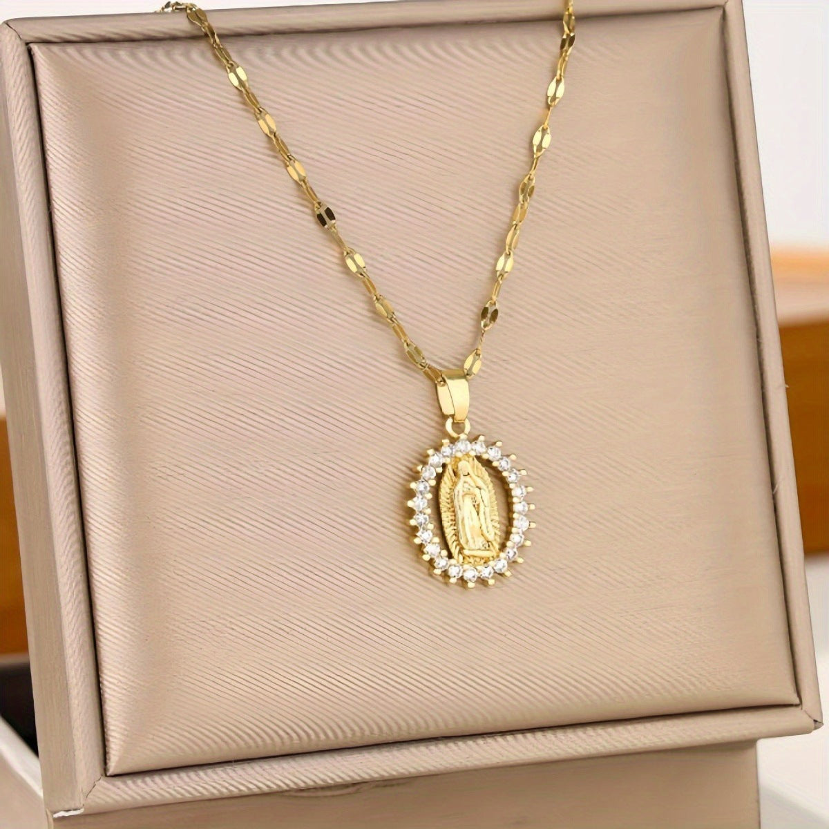 Wholesale European and American style minimalist luxury necklace,  unisex gold clavicle chain with zircon lace and openwork pendant.