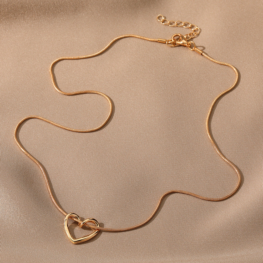Wholesale Luxurious Hollow Heart Necklace Clavicle Chain
