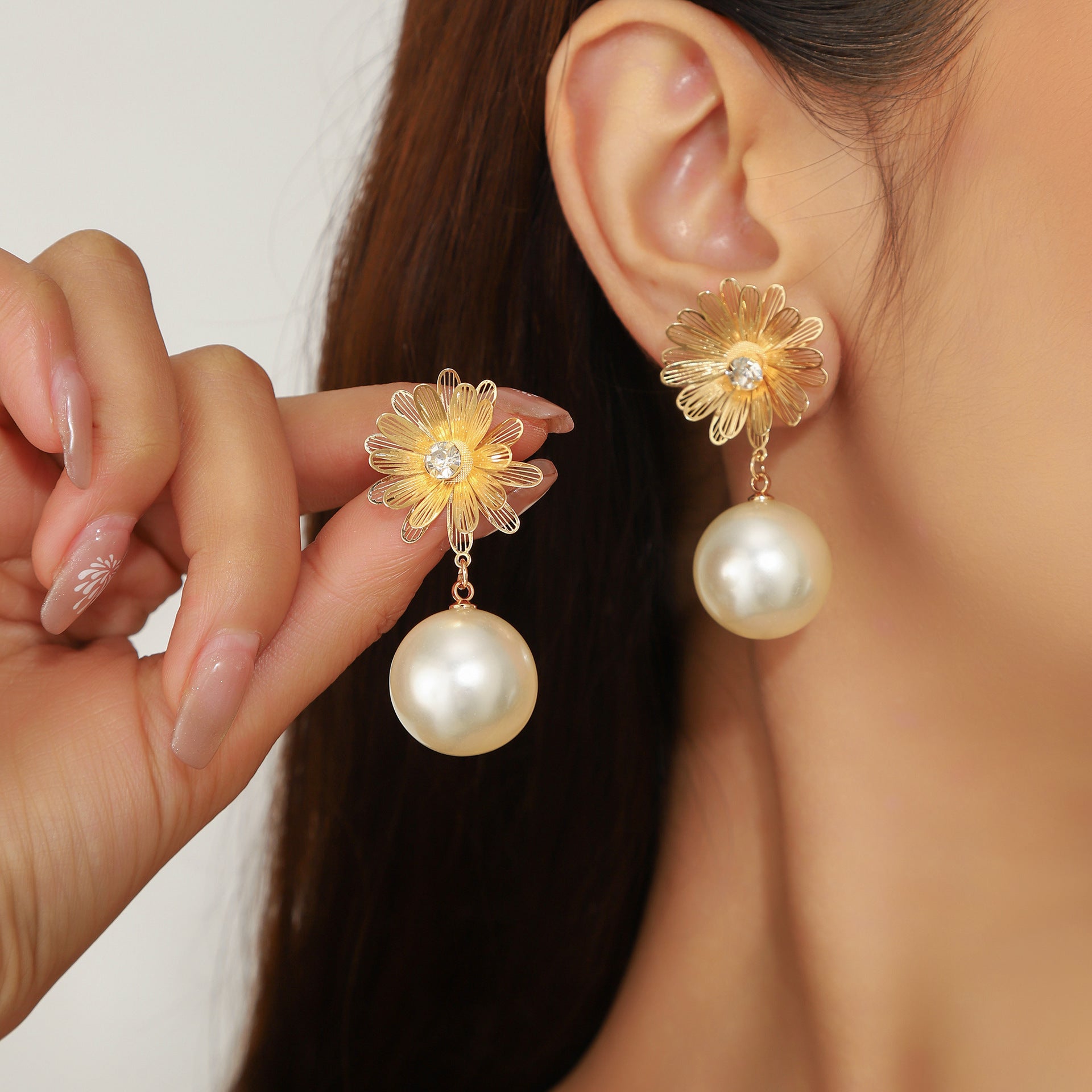 Wholesale  retro classic unique temperament metal flower pearl earrings