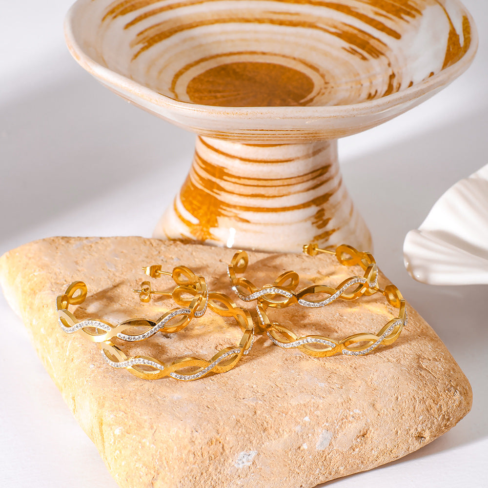 Großhandelskreis C-formed Twist geflochtener Haken verpackter Zirkon glänzender Edelstahlohrringe