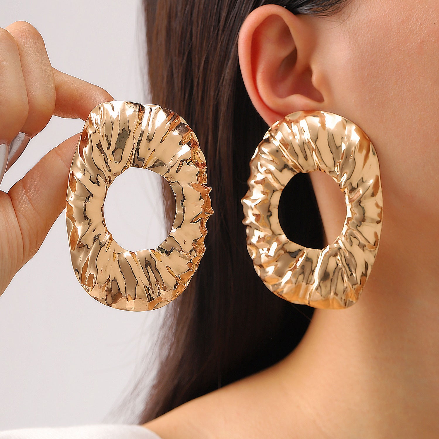 Wholesale Electroplated Metal Earrings Geometric Oval Pattern Fashion Accessory