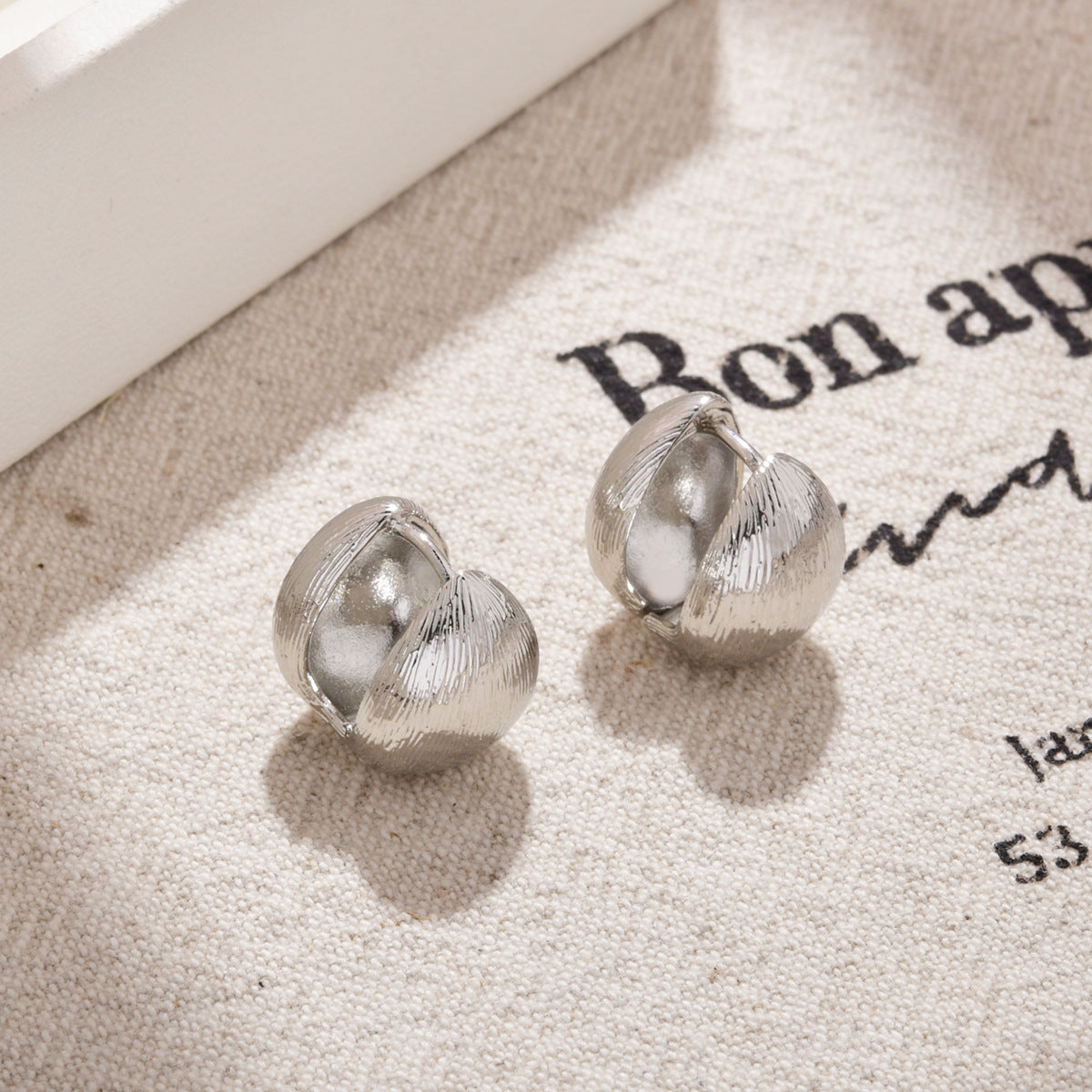 Wholesale  Retro Fashion Distinctive Water Drop Wire-drawing Striped Ear Buckle