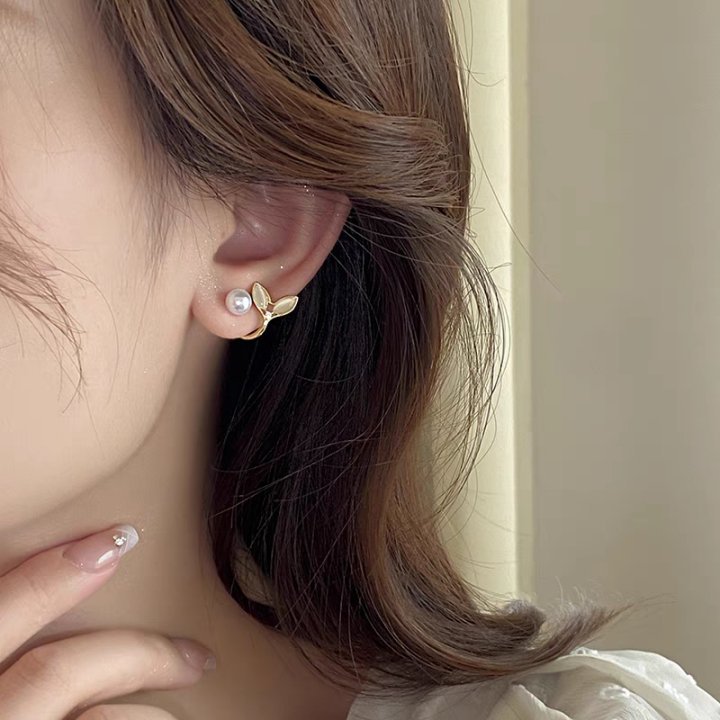 Wholesale European and American Light Luxury Shell Flower Earrings 925 Silver Needle High-grade Earrings Ins Niche Design Elegant Retro Earrings