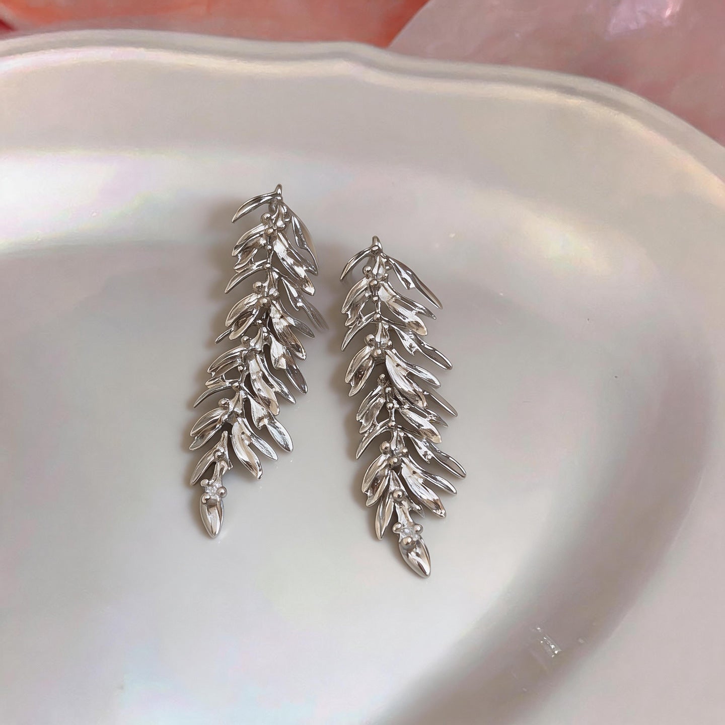 Wholesale Leaf Feather Tassel Earrings Vintage Metal Style Fashion Accessory for Party Wear