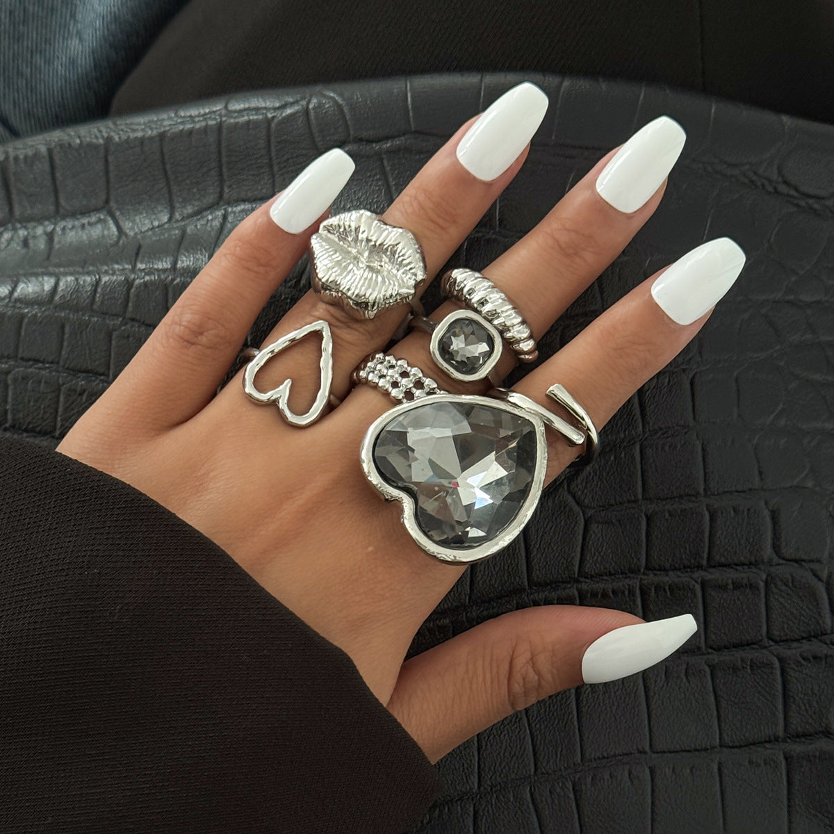 Wholesale Exaggerated Black Heart Acrylic Diamond Ring