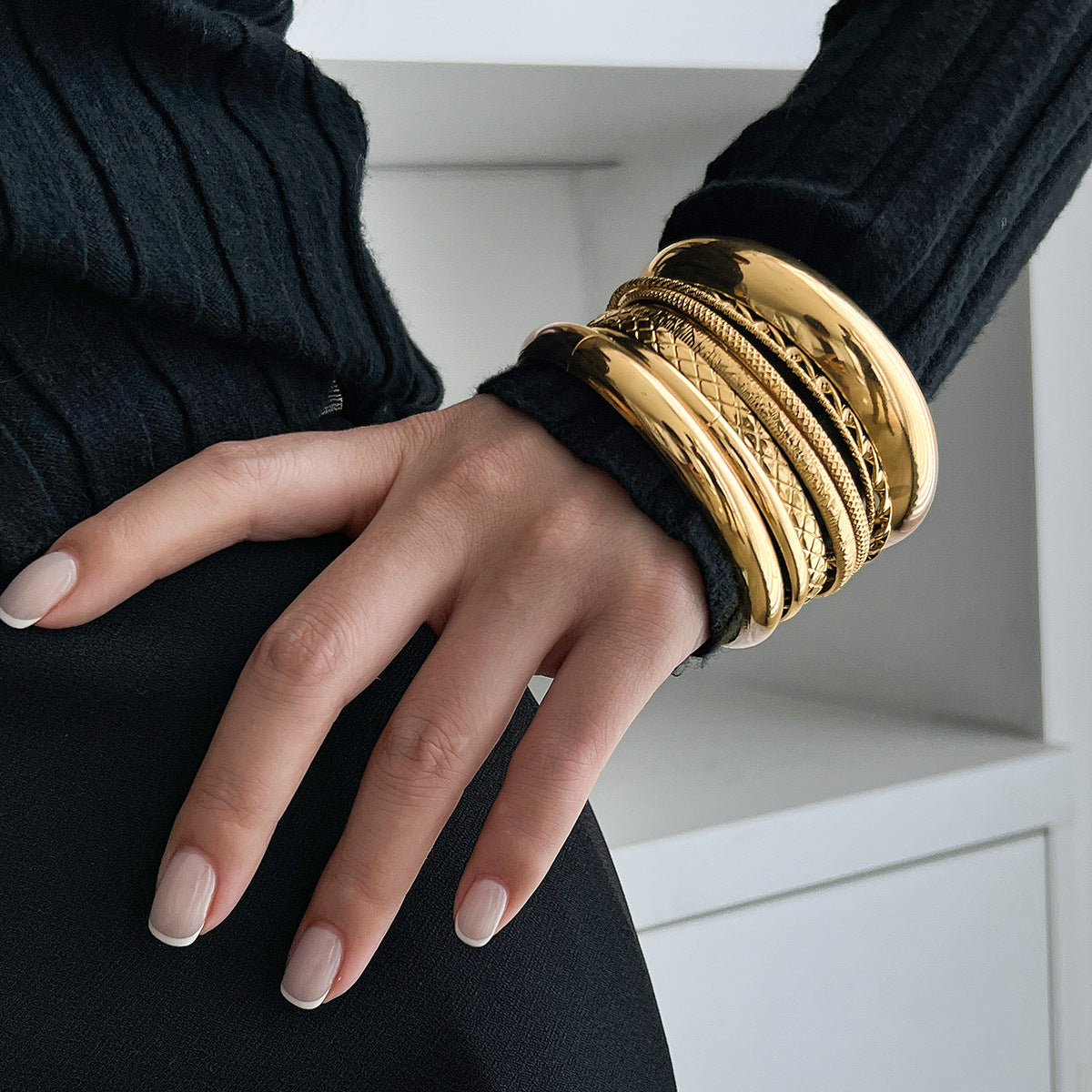 Wholesale 4 Piece Gold Metal Wide Band Bracelet Set European Style Chunky Spiral Bangle Fashion Jewelry Accessory For Gift And Boutique Resale