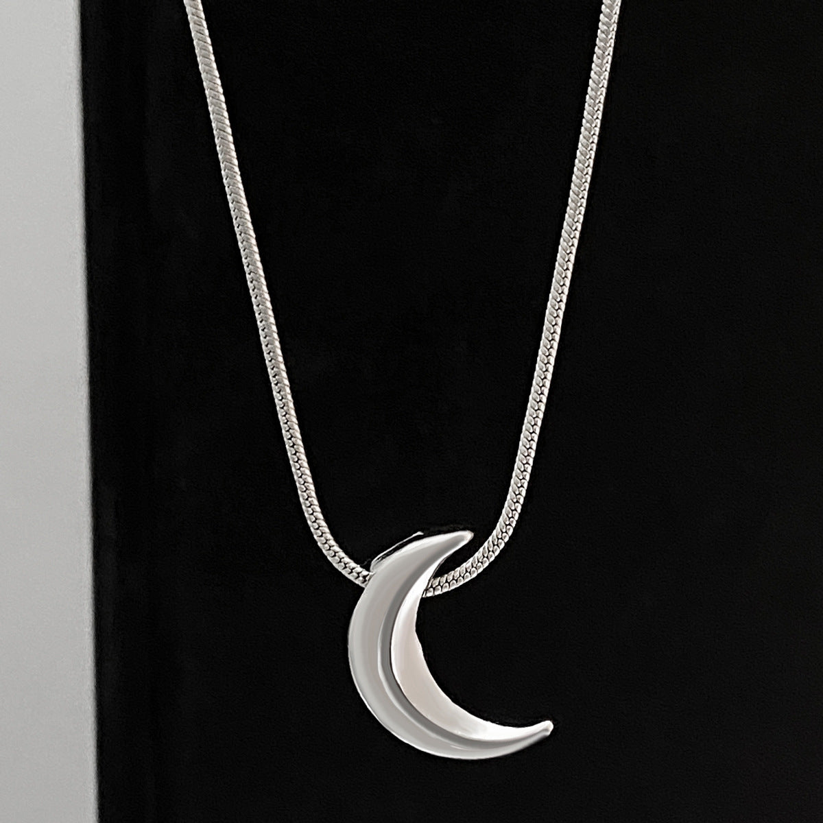 Wholesale crescent gold clavicle necklace