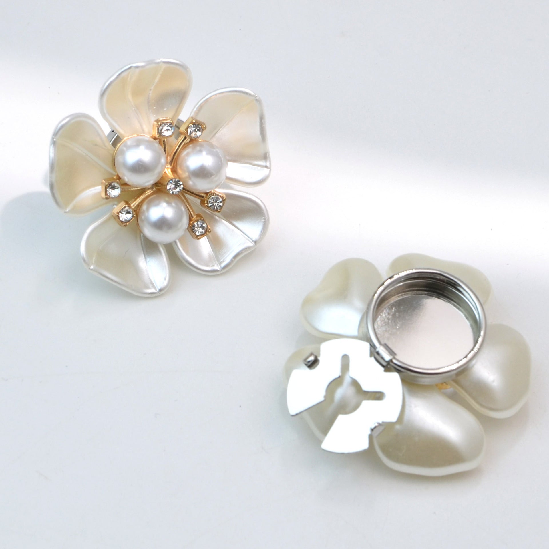 Wholesale Metal cufflinks with cubic zirconia and artificial pearl flower design