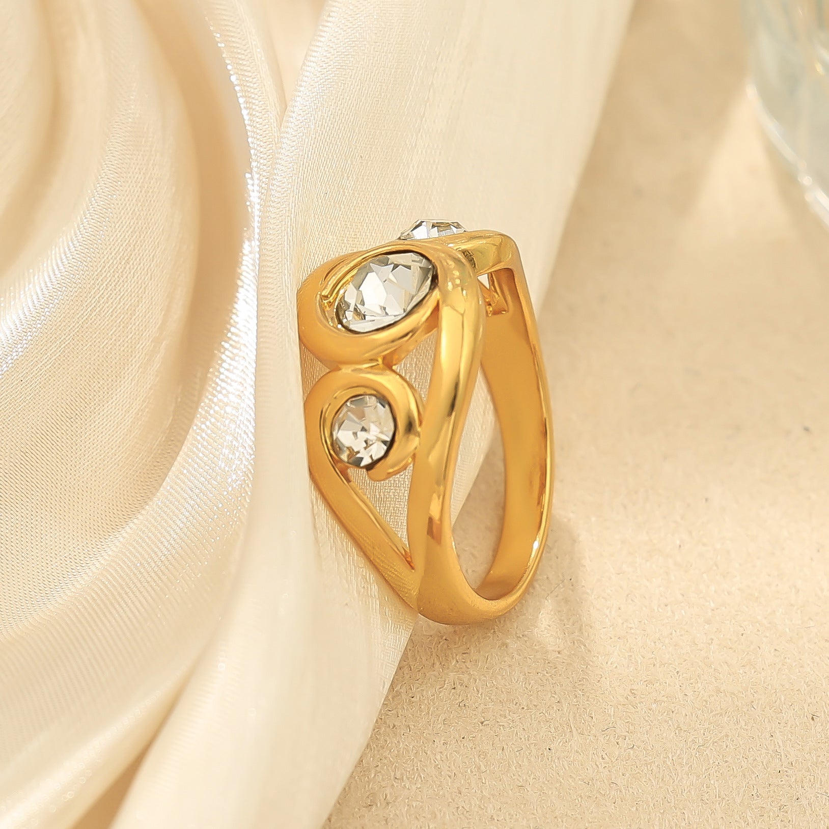 Wholesale Zinc Alloy Diamond-Encrusted Rings