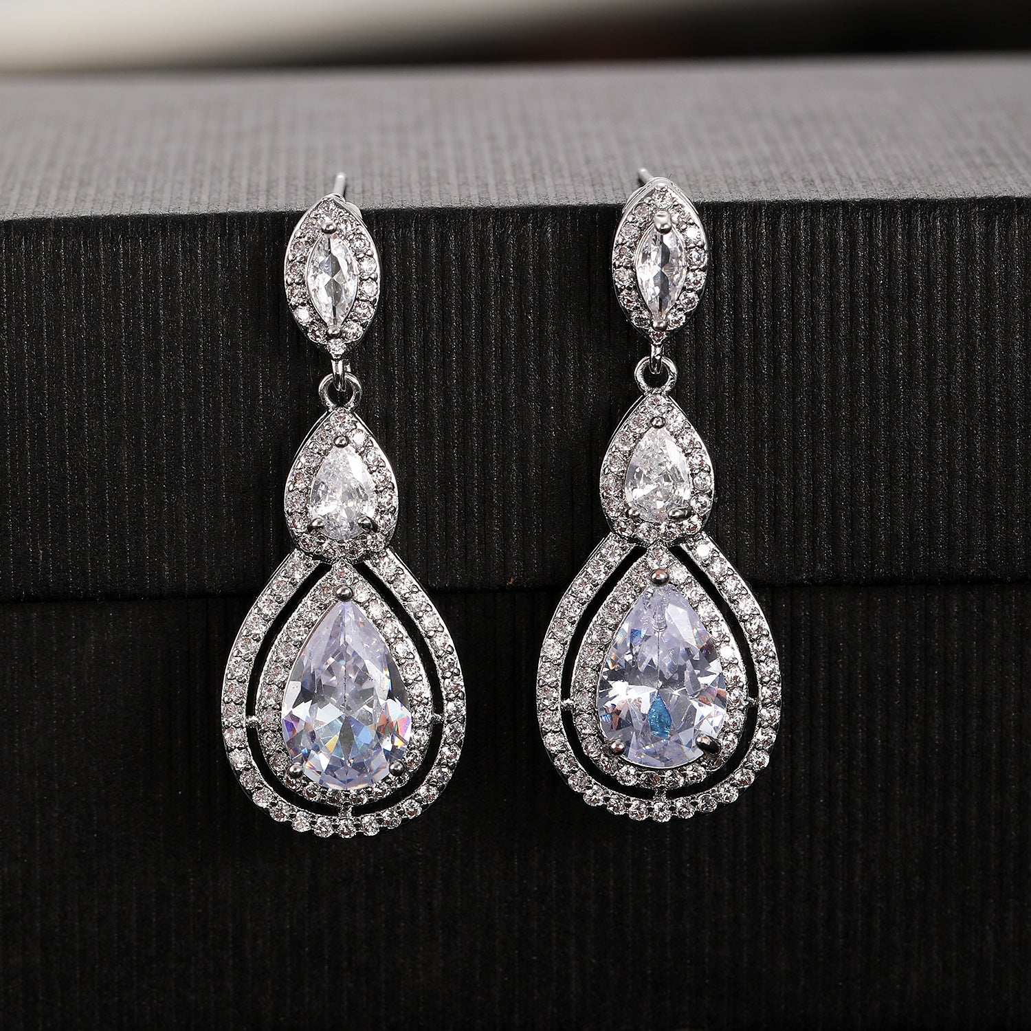 Wholesale Teardrop-shaped rhinestone earrings