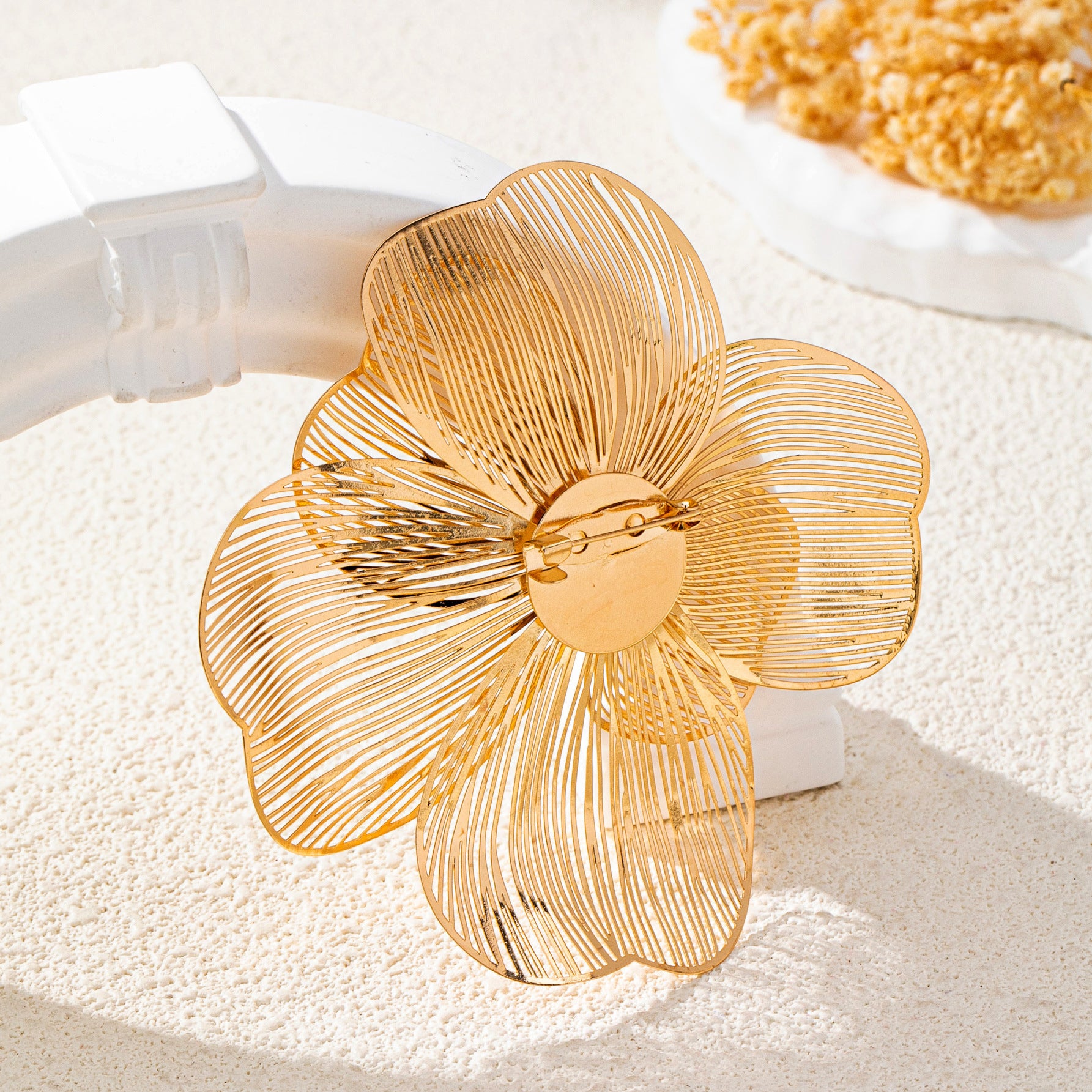 Wholesale Retro Elegant Gold Flower Brooch With Imitation Pearls For Women Banquet Festival Fashion Accessory