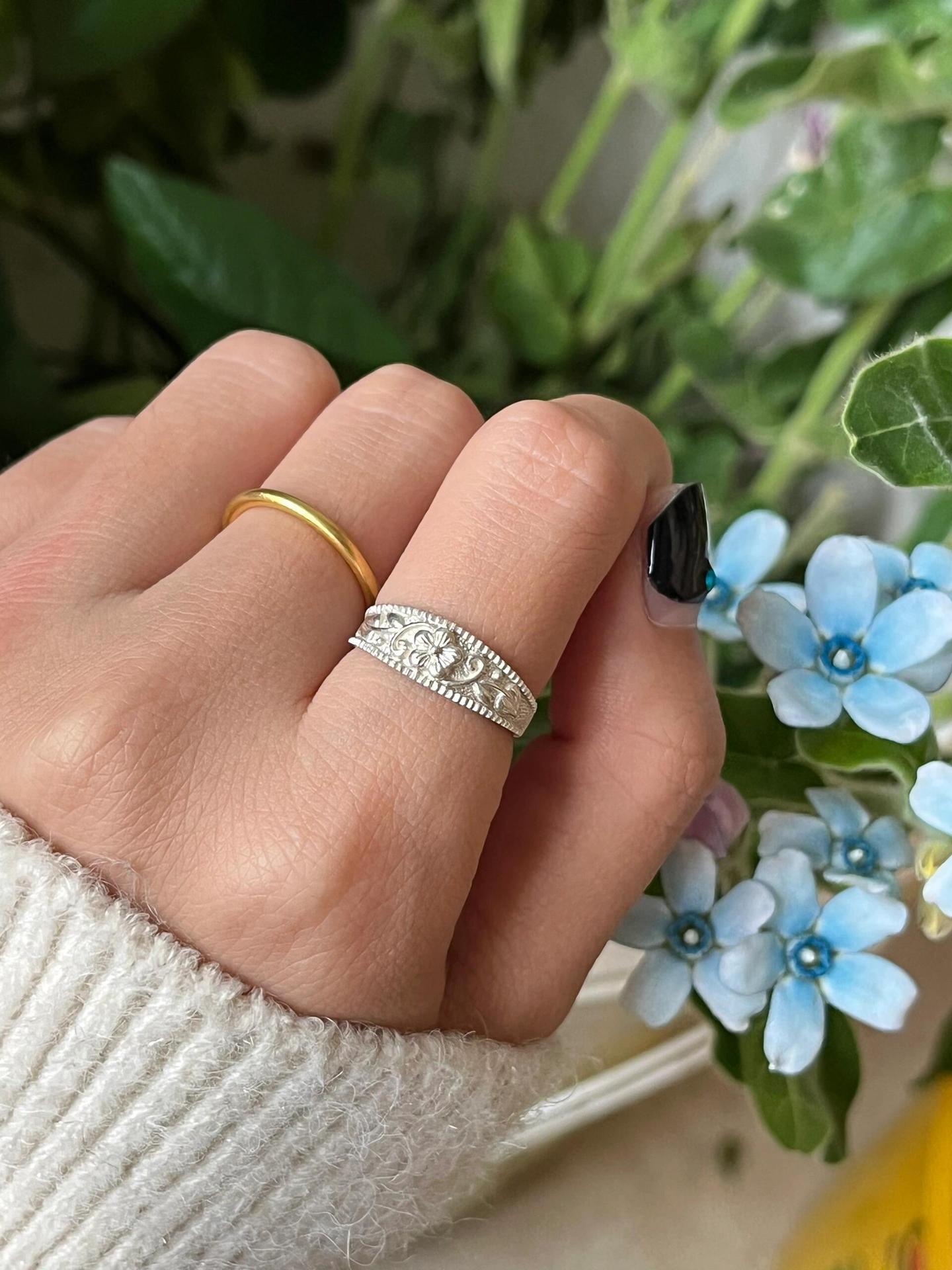 Wholesale Chinese Style Retro Pattern Ring Women' s Niche Design Sense Old-fashioned Plum Blossom Winding Flower Ring Open Finger Ring