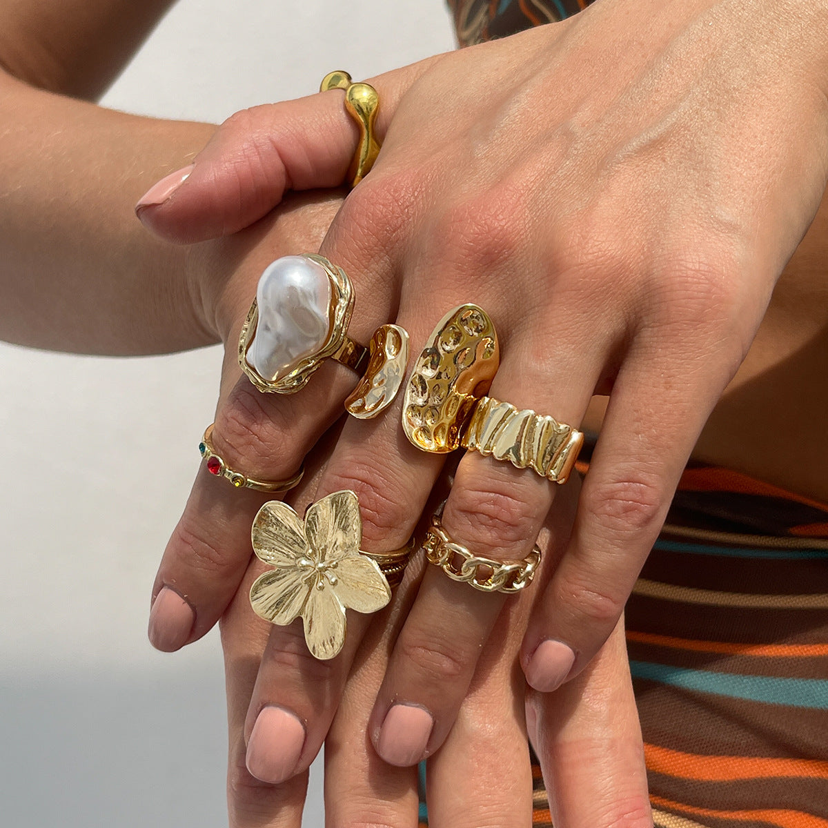 Wholesale Exaggerated Baroque Vintage Imitation Pearl Flower Ring Fashion Jewelry Accessory
