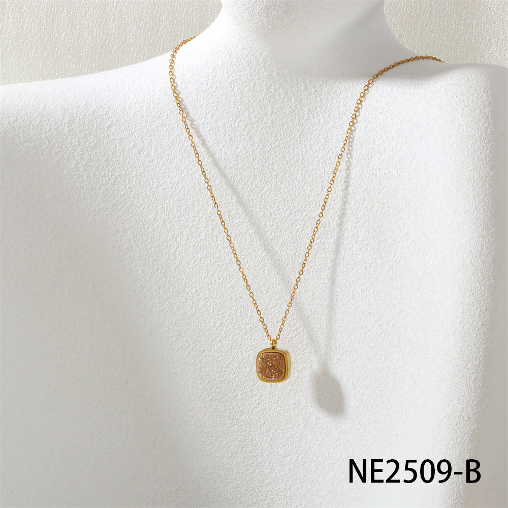 Wholesale Natural crystal bud pendant necklace with hemming,  suitable for daily commuting,  gold titanium steel clavicle chain