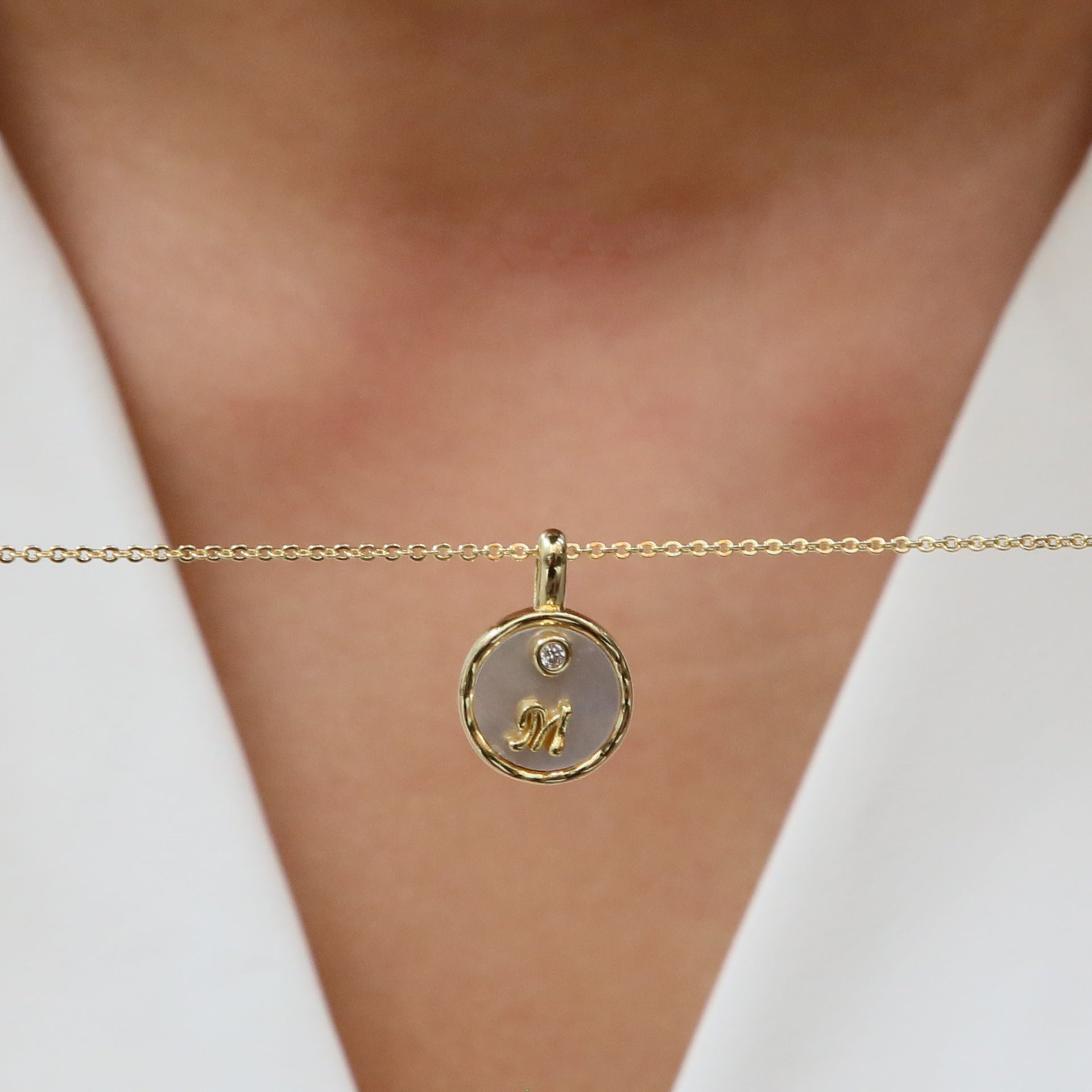 Wholesale Natural shell 26 English letters round pendant clavicle necklace